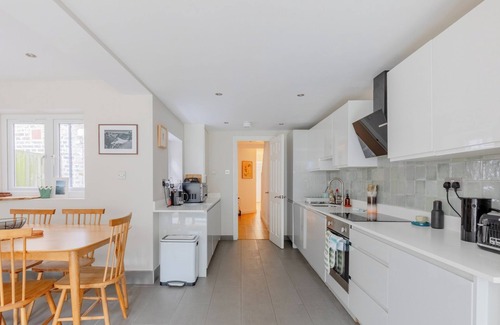 Leabridge Apartment | Contemporary 2BD Cottage-Style Flat, Hackney