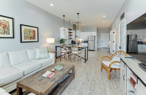 Tuscaloosa Condo | Contemporary 2BR Condo Close to Dining, Shopping, and Stadium
