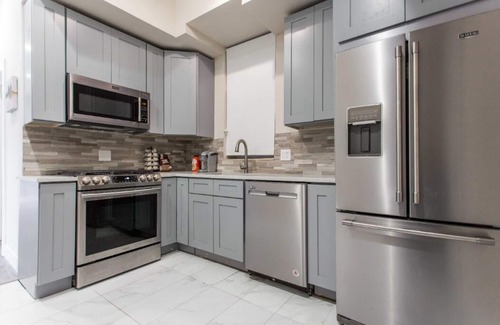 Lakeview Apartment | Contemporary 2BR Flat Right Next to Wrigley Field & Transit ❤️ Cubs!