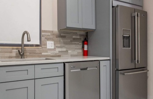 Lakeview Apartment | Contemporary 2BR Flat Right Next to Wrigley Field & Transit ❤️ Cubs!