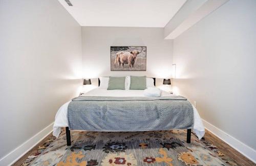 Fountain Square House | Contemporary 2BR2BA w-King - Den - Private Entry-Yard