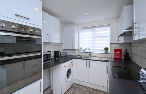 Harwich House | Contemporary 3-Bed Home: Ideal for Short or Long-Term Stays