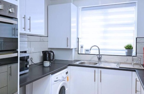 Harwich House | Contemporary 3-Bed Home: Ideal for Short or Long-Term Stays