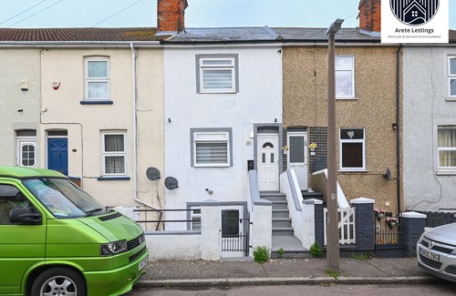 Harwich House | Contemporary 3-Bed Home: Ideal for Short or Long-Term Stays