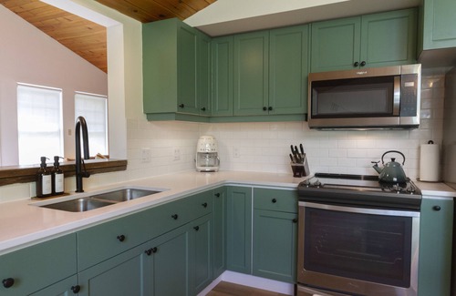 Marmora Cottage | Contemporary 3-bedroom waterfront cottage