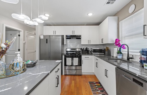 Elizabeth Apartment | Contemporary 3bds near NYC/EWR with free parking