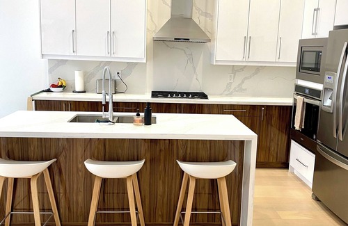New Toronto House | Contemporary 3BR Family-Friendly Oasis Close to the Lake
