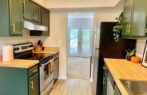 Montgomery Village House | Contemporary 3BR: Large Patio, TVs in Every Room. Heart of Montgomery Village