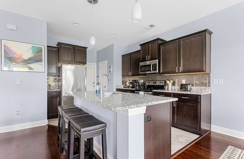 Columbia House | Contemporary 3BR | Mins to FT Jackson | Sleeps 7