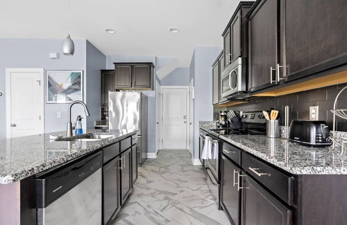 Columbia House | Contemporary 3BR | Mins to FT Jackson | Sleeps 7