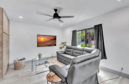 Lake Ridge House | Contemporary 3BR 3 BA Duplex, Amazing Outdoor Area