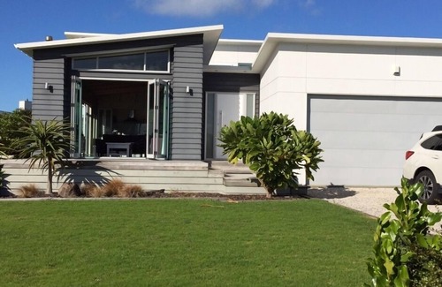 Omaha House | Contemporary 4 Bedroom Beach House