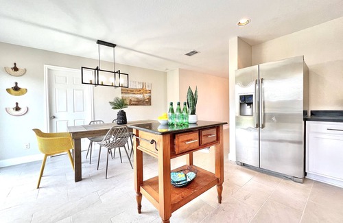 Wetmore House | Contemporary 4-Bed Home Steps from Downtown & ATT Center