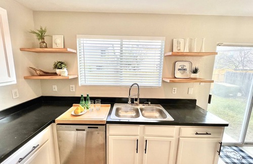 Wetmore House | Contemporary 4-Bed Home Steps from Downtown & ATT Center