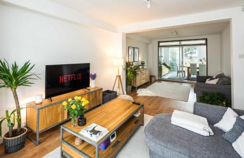 Woodhouse House | Contemporary 5 Bedroom with Garden North Finchley