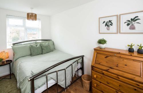 Woodhouse House | Contemporary 5 Bedroom with Garden North Finchley