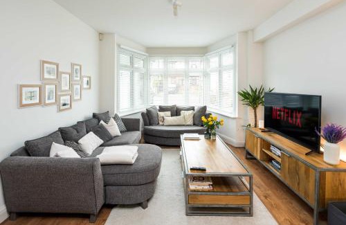 Woodhouse House | Contemporary 5 Bedroom with Garden North Finchley