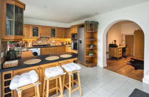 Woodhouse House | Contemporary 5 Bedroom with Garden North Finchley