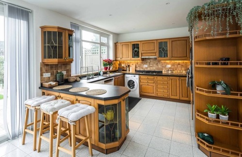 Woodhouse House | Contemporary 5 Bedroom with Garden North Finchley