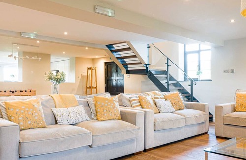 Longnor House | Contemporary 9 bedroom holiday home, next to the High Peak & Tissington Trails.