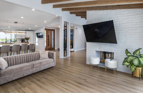 Woodland Hills House | Contemporary amazing House W/Big yard@ heart of LA