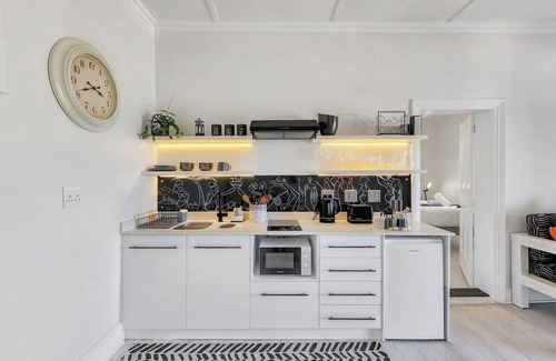 Observatory Apartment | Contemporary and Stylish Apartment in Observatory