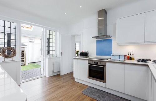 Southbourne Apartment | Contemporary Apartment with Garden 5 Minutes to the Beach