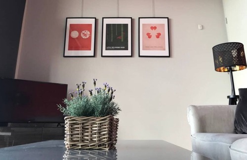 Trafford Apartment | Contemporary Apartment (B) with Cosy Balcony Altrincham, 8 miles from Manchester