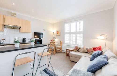 Winchester Apartment | Contemporary apartment in central Winchester