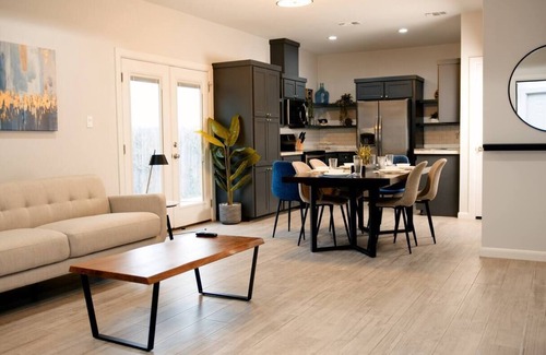 Edinburg Apartment | Contemporary Apartment! -near 10th-