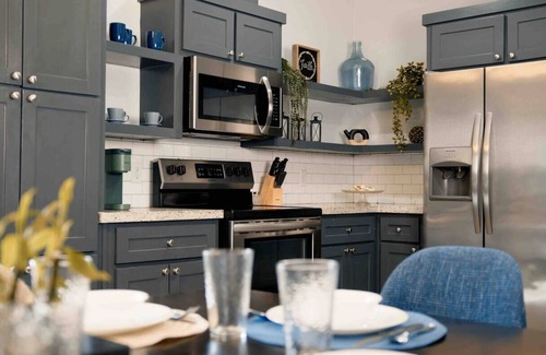 Edinburg Apartment | Contemporary Apartment! -near 10th-