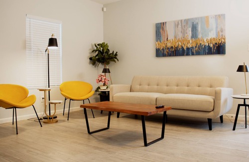Edinburg Apartment | Contemporary Apartment! -near 10th-