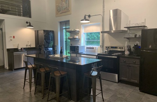Florence Apartment | Contemporary Artist Sanctuary - The Studio. Artsy retreat in quiet setting.