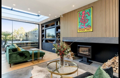 Southbourne House | Contemporary Barn with Heated Hydro Pool