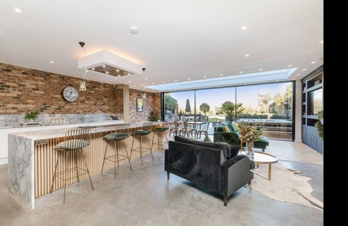 Southbourne House | Contemporary Barn with Heated Hydro Pool