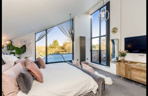 Southbourne House | Contemporary Barn with Heated Hydro Pool