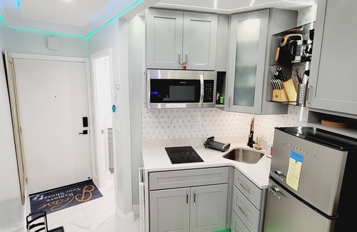 Bostwick Park Condo | Contemporary Beachside Condo