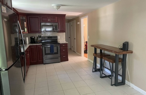 West Hyannisport House | Contemporary Beach Cottage. Sleeps 8. Central AC/Heat. Beach pass included.