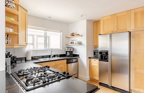 West Newport House | Contemporary Beach Getaway - For Work or Play!
