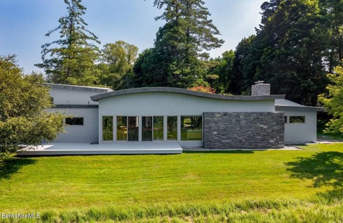 Williamstown House | Contemporary Berkshire Home with Views of Taconic Golf Course