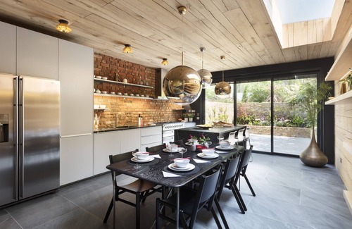Kilburn House | Contemporary Boutique Residence