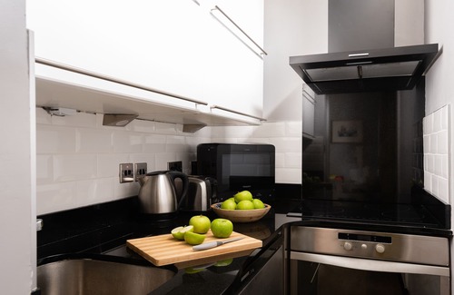 Warwick Apartment | Contemporary Bright Ground Floor Pimlico, Westminster near Victoria Station