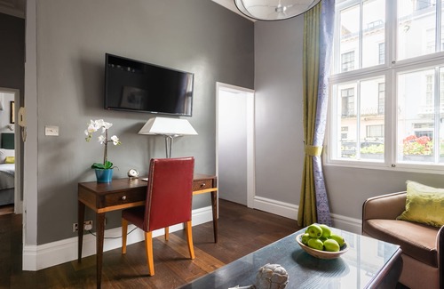 Warwick Apartment | Contemporary Bright Ground Floor Pimlico, Westminster near Victoria Station
