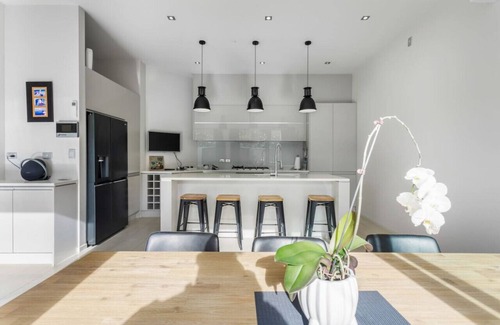 Browns Bay House | Contemporary Browns Bay Haven with Fabulous Patio