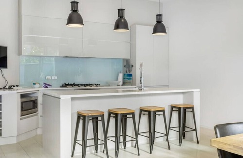 Browns Bay House | Contemporary Browns Bay Haven with Fabulous Patio