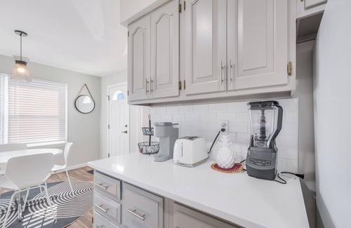 Champaign House | Contemporary Bungalow in Champaign Near Bakery
