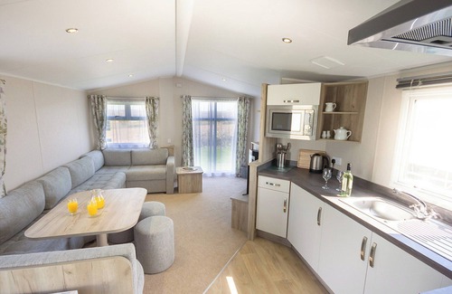 Rookley House | Contemporary caravan with one double and one twin.