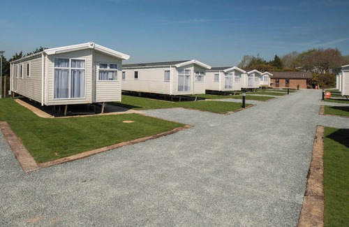 Rookley House | Contemporary caravan with one double and one twin.