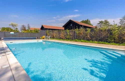 Rookley House | Contemporary caravan with one double and one twin.