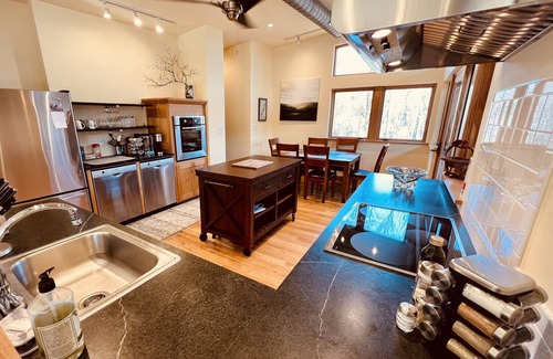 Syria Cabin | ❤️ Contemporary Cabin by Shenandoah National Park & Old Rag on 30 private acres!